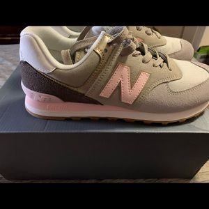 BRAND NEW BALANCE SNEAKERS